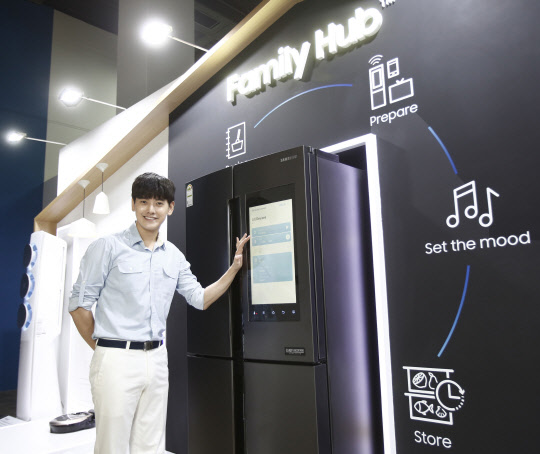 삼성전자가 8일부터 10월 23일까지 열리는 '제7회 광주디자인비엔날레'에서 전시부스를 마련하고 패밀리허브 냉장고를 중심으로 플렉스워시 세탁기, 무풍에어컨, 블루스카이 공기청정기 등 스마트 가전 제품들을 연결해 관람객이 미래 생활상을 직접 체험해 볼 수 있게 스마트홈 공간을 마련했다. 삼성전자 모델이 전시 부스 내 패밀리허브 냉장고 앞에서 삼성커넥트 애플리케이션을 시연하며 포즈를 취하고 있다.  삼성전자 제공